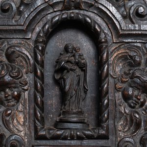 Une niche en bois patiné figurant une Vierge à l’enfant flanquée par têtes d'angelots, 18ème — photo 3