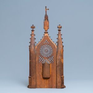 Une niche en bois sculpté de style néo-gothique, France, 19ème — photo 2