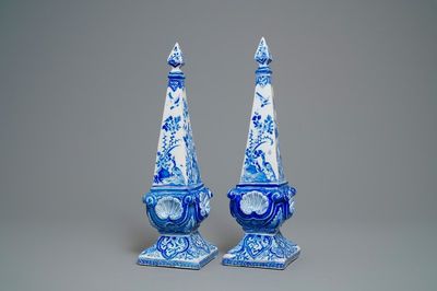Une pair de grands obélisques en faïence de Delft bleu et blanc, 18ème