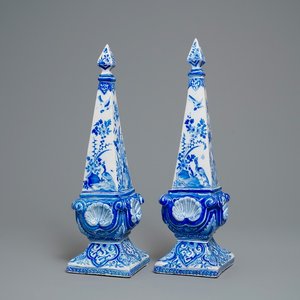 Une pair de grands obélisques en faïence de Delft bleu et blanc, 18ème — photo 1