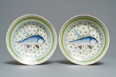 Une paire d' assiettes en faïence de Bruxelles à décor de poissons et couverts, 18ème