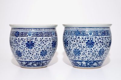 Une paire d’acquariums en porcelaine de Chine bleu et blanc aux rinceaux de lotus, 19ème