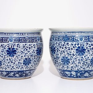 Une paire d’acquariums en porcelaine de Chine bleu et blanc aux rinceaux de lotus, 19ème — photo 1
