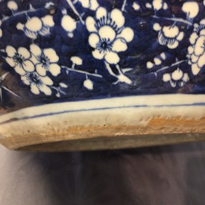 Une paire d’acquariums en porcelaine de Chine bleu et blanc aux rinceaux de lotus, 19ème — photo 16