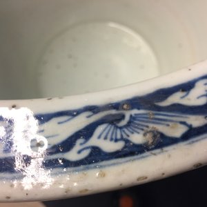 Une paire d’acquariums en porcelaine de Chine bleu et blanc aux rinceaux de lotus, 19ème — photo 17