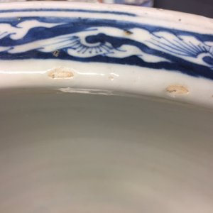 Une paire d’acquariums en porcelaine de Chine bleu et blanc aux rinceaux de lotus, 19ème — photo 18