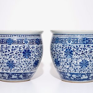 Une paire d’acquariums en porcelaine de Chine bleu et blanc aux rinceaux de lotus, 19ème — photo 2