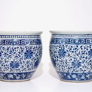 Une paire d’acquariums en porcelaine de Chine bleu et blanc aux rinceaux de lotus, 19ème — photo 4