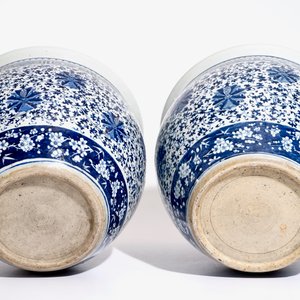 Une paire d’acquariums en porcelaine de Chine bleu et blanc aux rinceaux de lotus, 19ème — photo 6