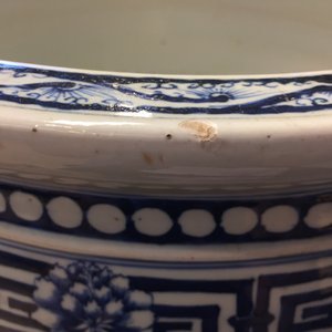 Une paire d’acquariums en porcelaine de Chine bleu et blanc aux rinceaux de lotus, 19ème — photo 7