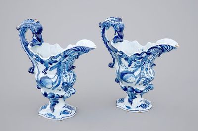 Une paire d'aiguières casques en faïence de Delft bleu et blanc, 18ème