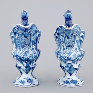 Une paire d'aiguières casques en faïence de Delft bleu et blanc, 18ème — photo 5