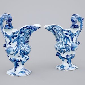 Une paire d'aiguières casques en faïence de Delft bleu et blanc, 18ème — photo 6