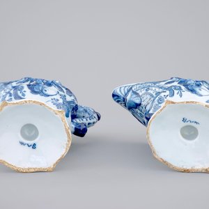 Une paire d'aiguières casques en faïence de Delft bleu et blanc, 18ème — photo 8