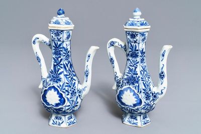 Une paire d'aiguières couvertes en porcelaine de Chine bleu et blanc, Kangxi