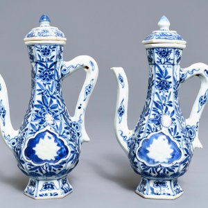 Une paire d'aiguières couvertes en porcelaine de Chine bleu et blanc, Kangxi — photo 4
