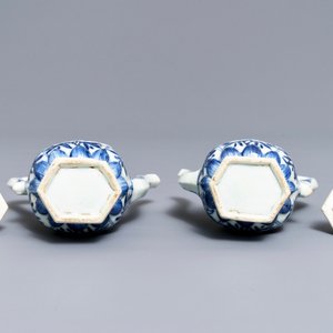 Une paire d'aiguières couvertes en porcelaine de Chine bleu et blanc, Kangxi — photo 7