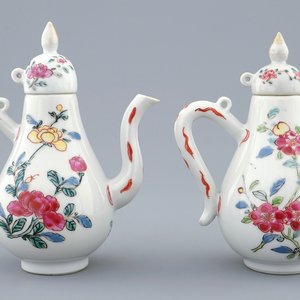 Une paire d'aiguières couvertes en porcelaine de Chine famille rose, Yongzheng, 1723-1735 — photo 1