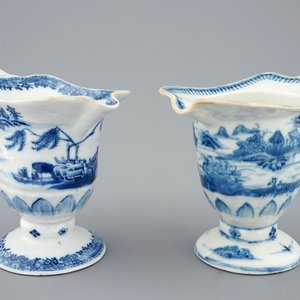 Une paire d'aiguières de forme casque en porcelaine de Chine bleu et blanc, 18ème — photo 1