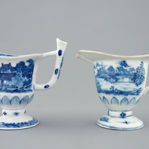 Une paire d'aiguières de forme casque en porcelaine de Chine bleu et blanc, 18ème — photo 2