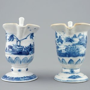 Une paire d'aiguières de forme casque en porcelaine de Chine bleu et blanc, 18ème — photo 3