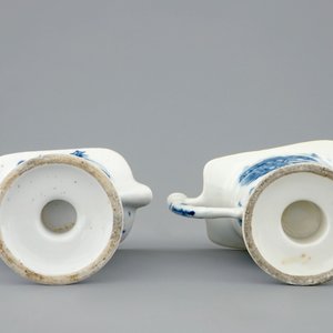 Une paire d'aiguières de forme casque en porcelaine de Chine bleu et blanc, 18ème — photo 7
