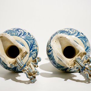 Une paire d’aiguières en faïence de Moustiers en bleu et blanc, 18ème — photo 6