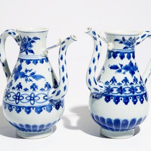 Une paire d'aiguières en porcelaine de Chine bleu et blanc, époque Transition — photo 1