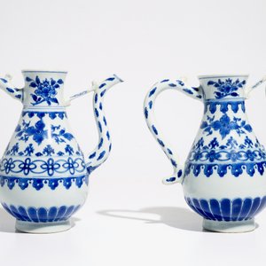 Une paire d'aiguières en porcelaine de Chine bleu et blanc, époque Transition — photo 3