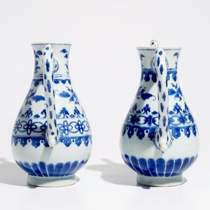 Une paire d'aiguières en porcelaine de Chine bleu et blanc, époque Transition — photo 4