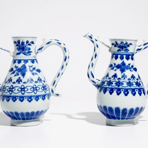 Une paire d'aiguières en porcelaine de Chine bleu et blanc, époque Transition — photo 5