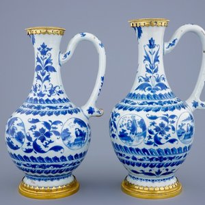 Une paire d'aiguières en porcelaine de Chine bleu et blanc montées de bronze doré, époque Transition, 1620-1683 — photo 1