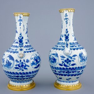 Une paire d'aiguières en porcelaine de Chine bleu et blanc montées de bronze doré, époque Transition, 1620-1683 — photo 2