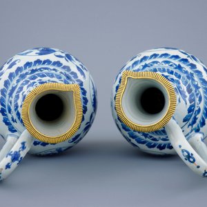 Une paire d'aiguières en porcelaine de Chine bleu et blanc montées de bronze doré, époque Transition, 1620-1683 — photo 5