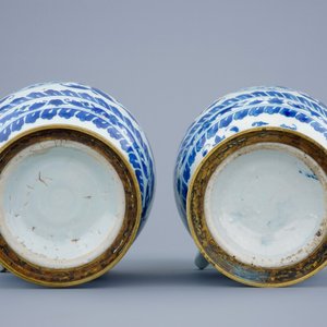 Une paire d'aiguières en porcelaine de Chine bleu et blanc montées de bronze doré, époque Transition, 1620-1683 — photo 6