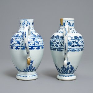 Une paire d'aiguières en porcelaine de Chine en bleu et blanc, époque Transition — photo 5