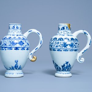 Une paire d'aiguières en porcelaine de Chine en bleu et blanc, époque Transition — photo 4