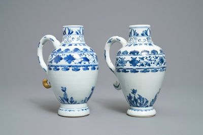 Une paire d'aiguières en porcelaine de Chine en bleu et blanc, époque Transition