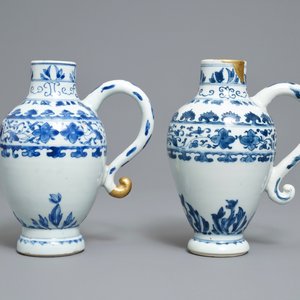 Une paire d'aiguières en porcelaine de Chine en bleu et blanc, époque Transition — photo 4