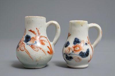 Une paire d'aiguières miniatures en porcelaine Imari de Japon, Edo, 18ème