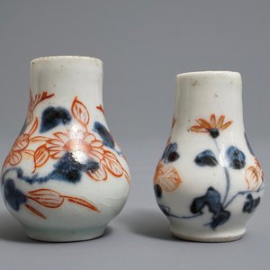 Une paire d'aiguières miniatures en porcelaine Imari de Japon, Edo, 18ème — photo 2