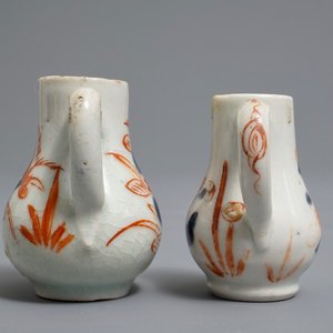 Une paire d'aiguières miniatures en porcelaine Imari de Japon, Edo, 18ème — photo 4