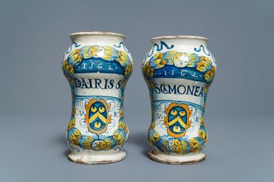 Une paire d'albarelli armoriés en majolique italienne, Deruta, datés 1562