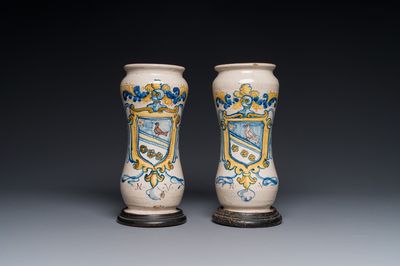 Une paire d'albarelli armoriés et monogrammés NV en majolique italienne polychrome, Naples, 2ème moitié du 17ème