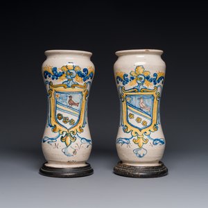 Une paire d'albarelli armoriés et monogrammés NV en majolique italienne polychrome, Naples, 2ème moitié du 17ème — photo 1