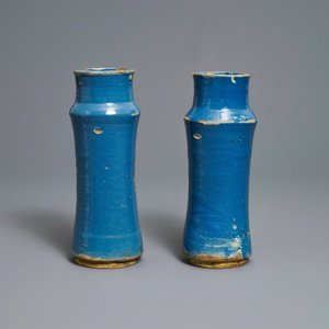 Une paire d'albarelli en faïence espagnole en bleu monochrome, 17ème — photo 5