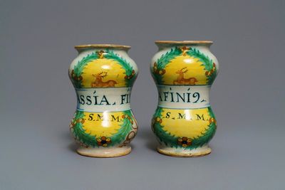 Une paire d'albarelli en majolique italienne polychrome, Deruta, 2ème moitié du 16ème