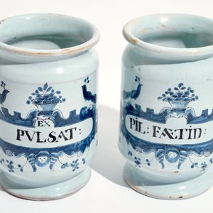 Une paire d'albarellos en faïence de Lille en bleu et blanc, 18ème — photo 7