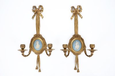Une paire d'appliques en bronze doré incrusté de plaques en Wedgwood, 19ème