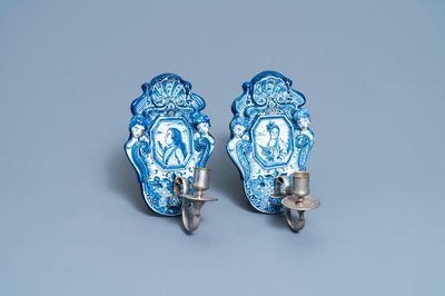 Une paire d'appliques en faïence de Delft en bleu et blanc aux portraits du prince Guillaume IV et de la princesse Anne, 18ème